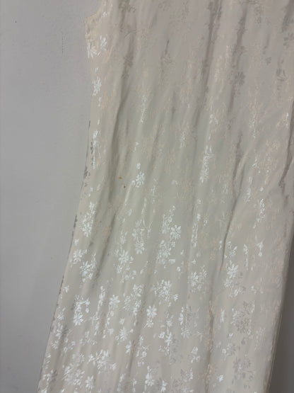 ZARA. Vestido largo blanco detalles satinados