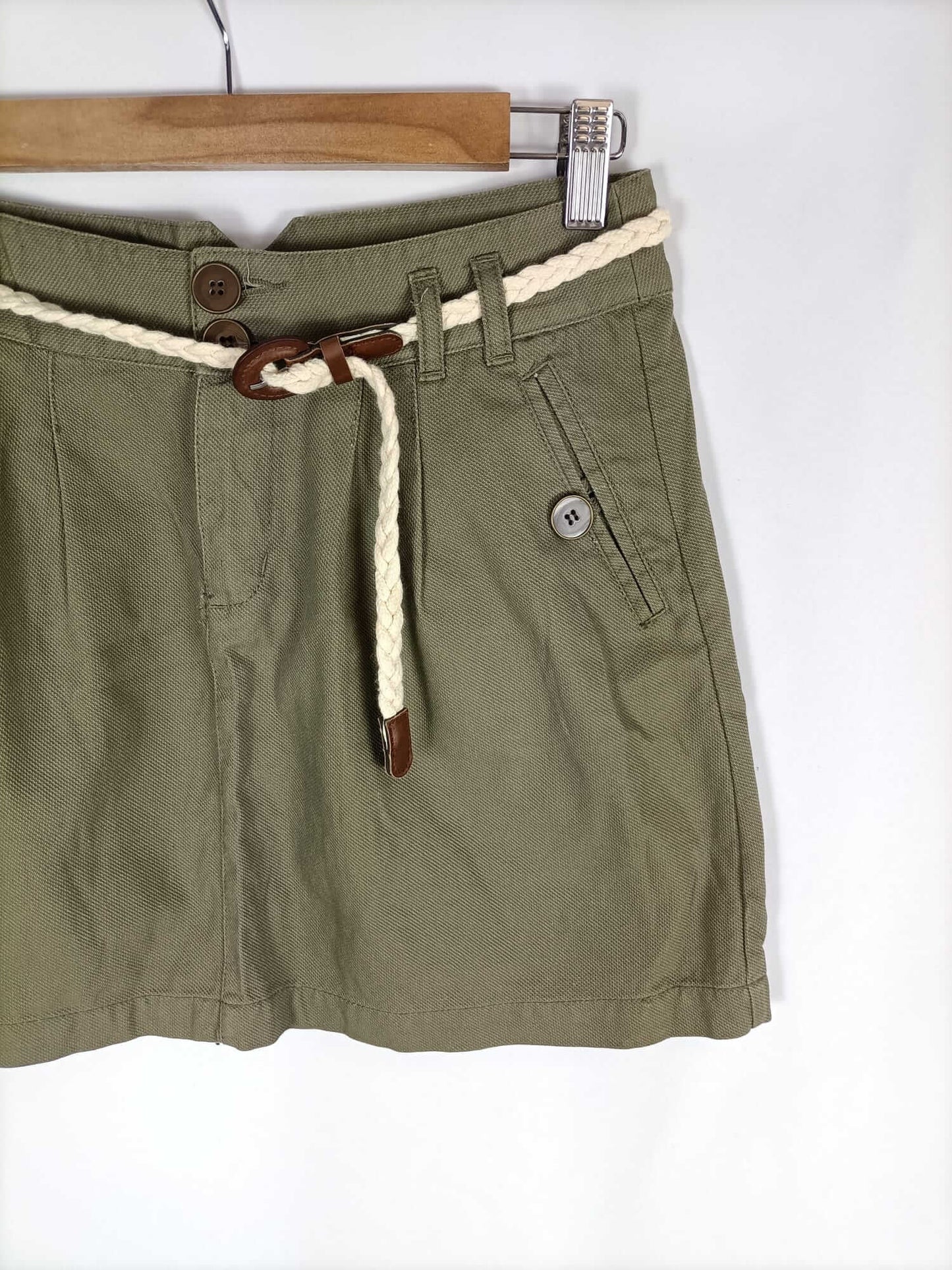 PULL&BEAR.Falda corta verde T.m