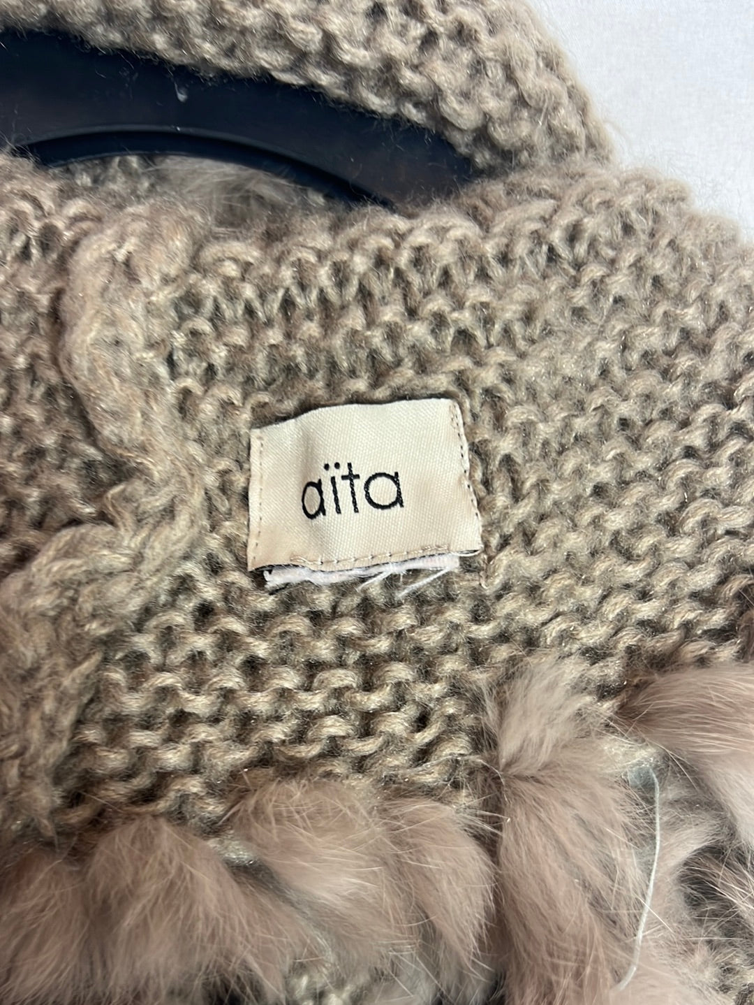 AÏTA. Cuello punto y pelo