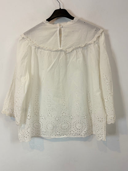 SÉZANE. Blusa blanca detalles bordados