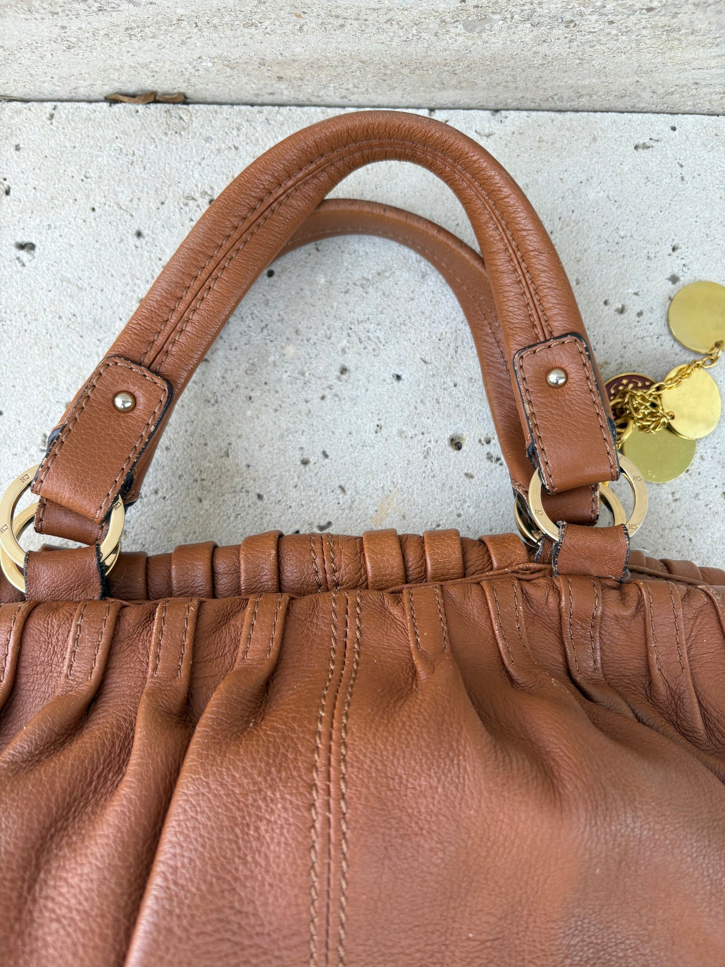 CAROLINA HERRERA. Bolso de mano en piel marrón