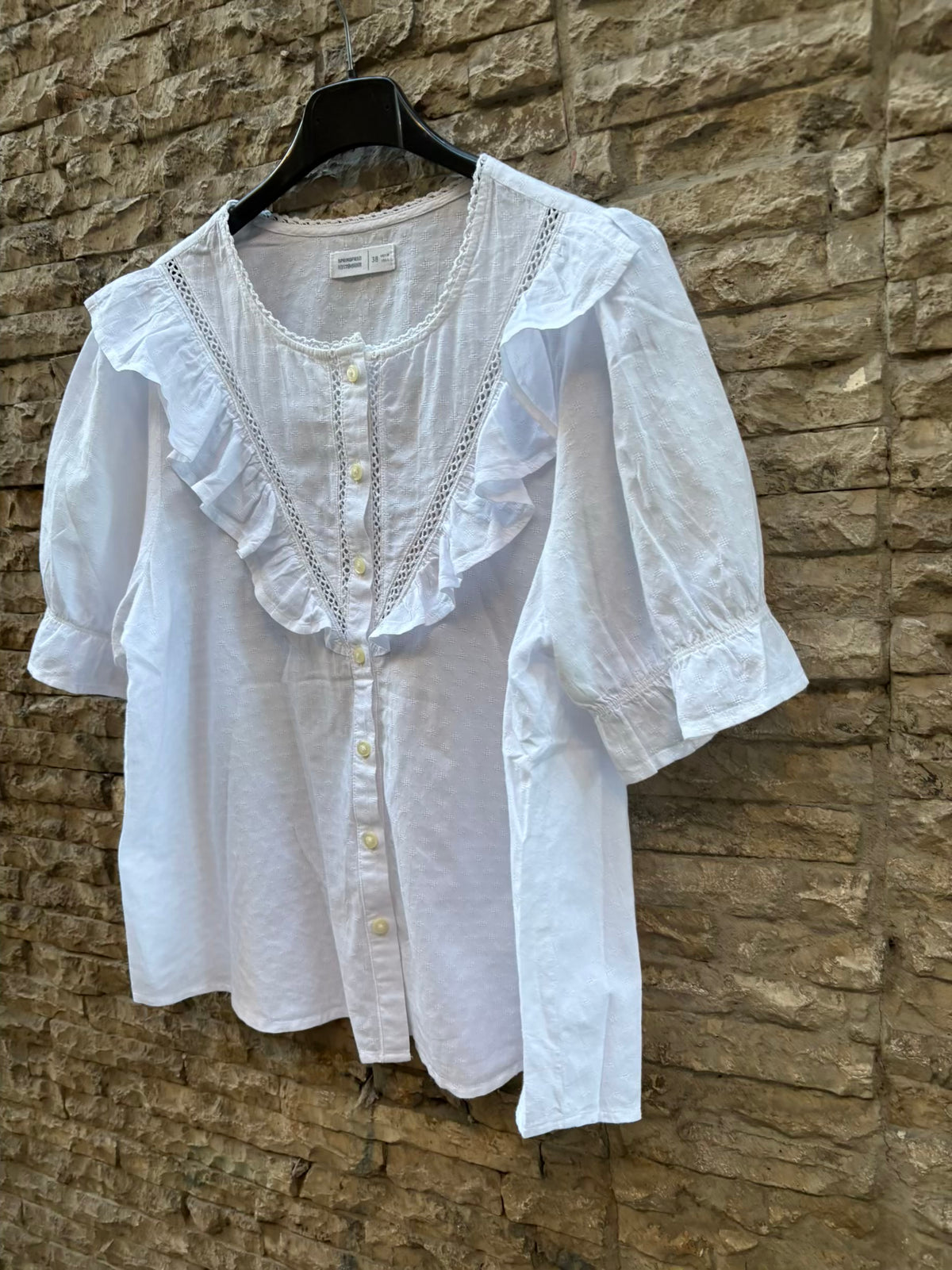 Blusa blanca detalles troquelados