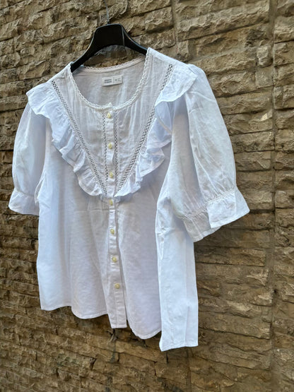 Blusa blanca detalles troquelados