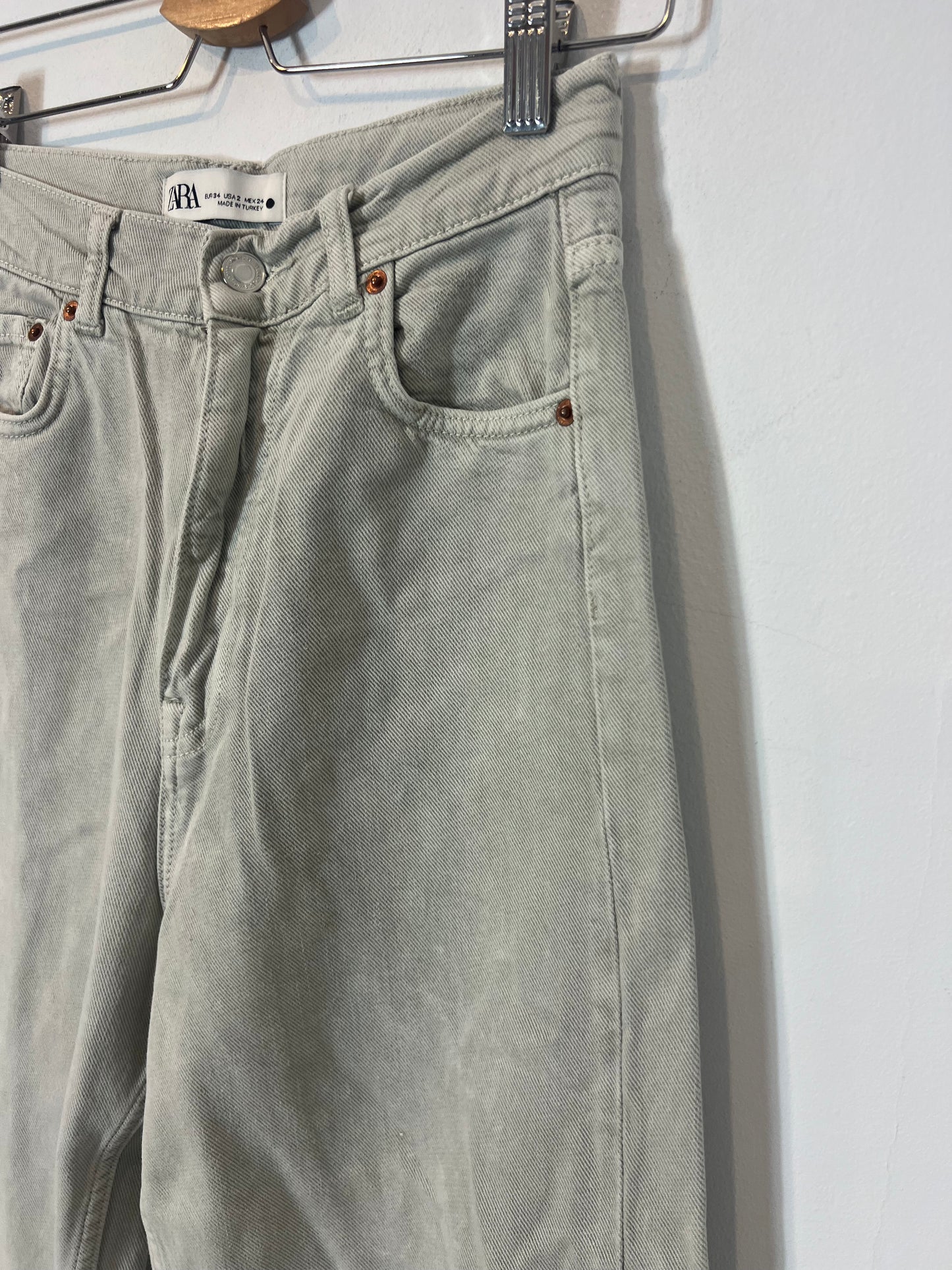 ZARA. Denim recto gris claro. T 34