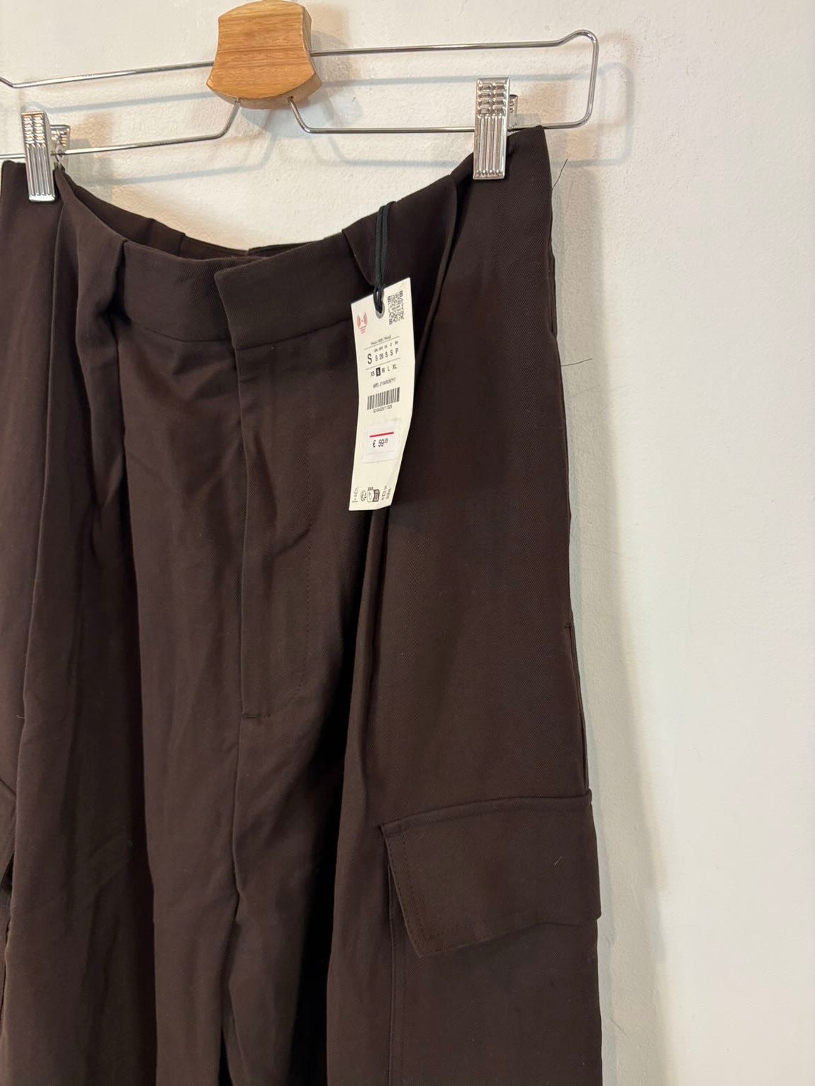 ZARA. Pantalón marrón pinzas detalle tobillo