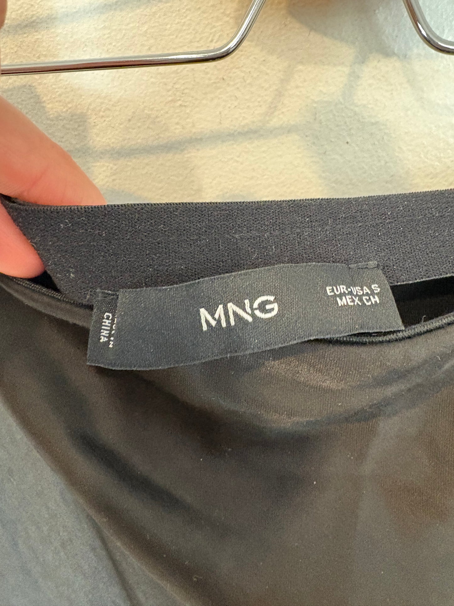 MANGO. Falda midi negra satinada