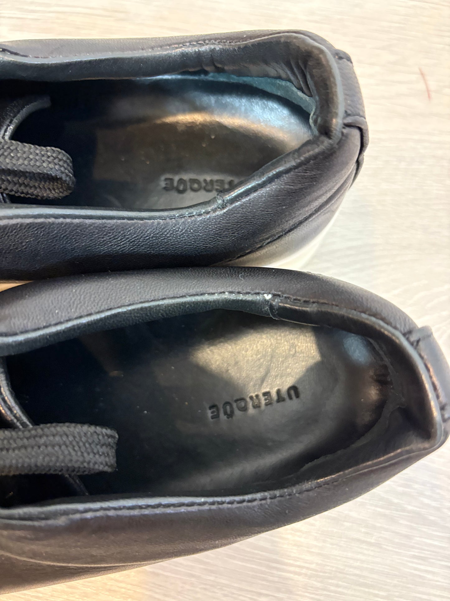 UTERQÜE. Black sneakers with brooch detail. Size 40