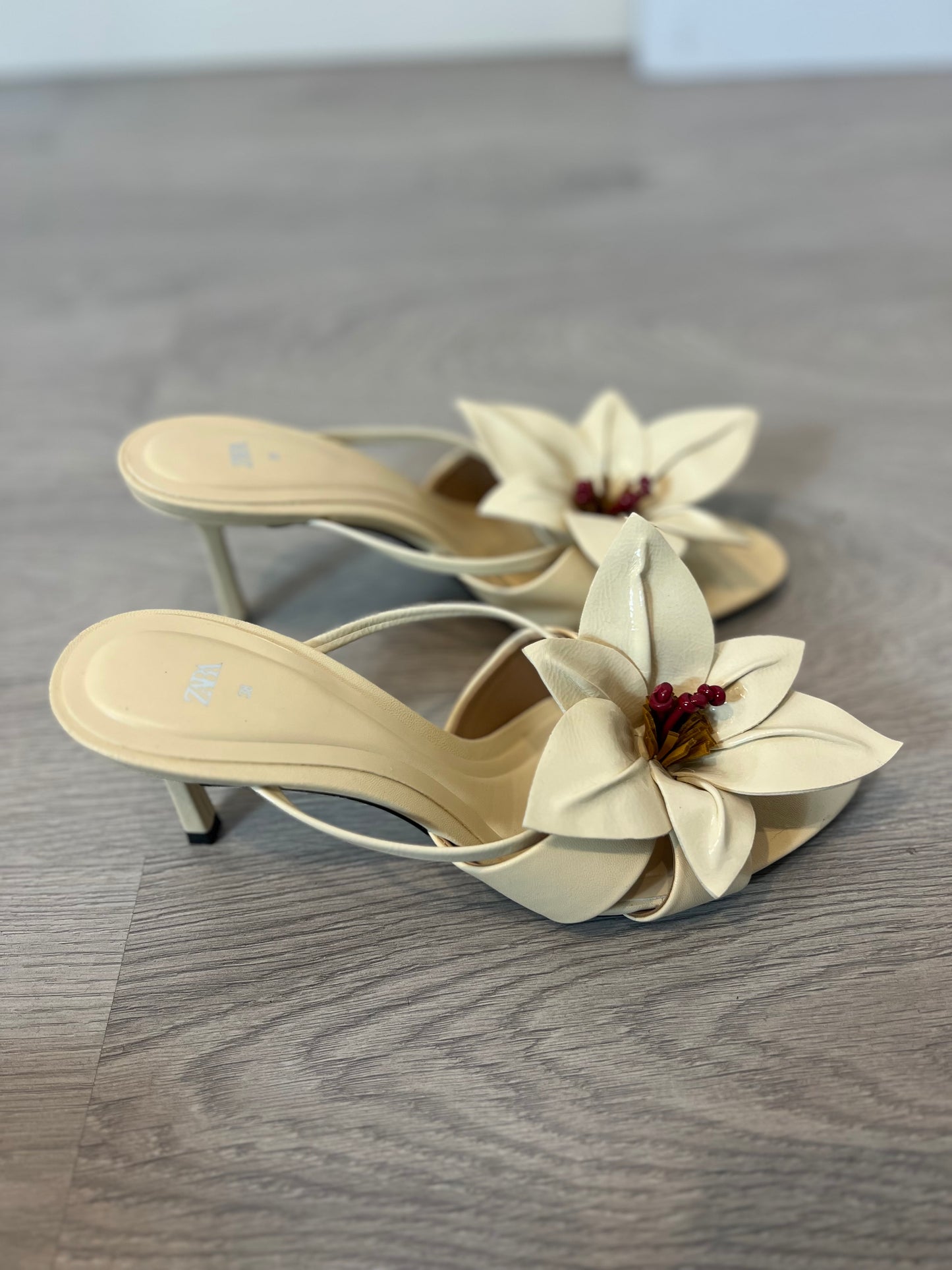 ZARA. Sandalia beige flor. T 38