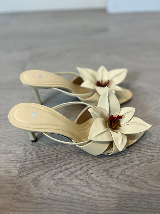 ZARA. Sandalia beige flor. T 38