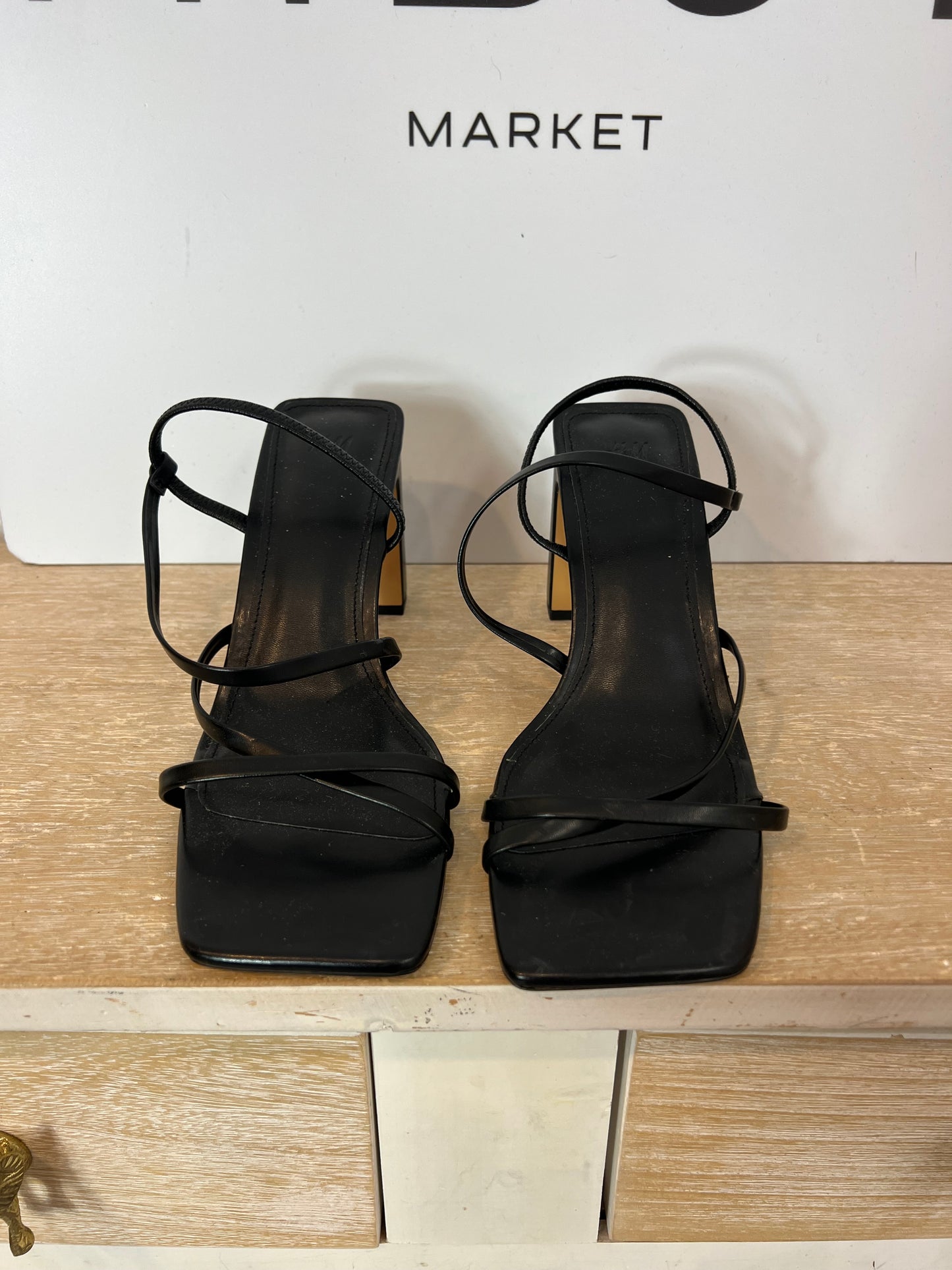 H&M. Sandalias negras tiras. T 39