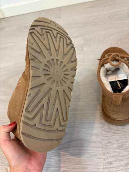 UGG. Botines clásicos cordones. T 39