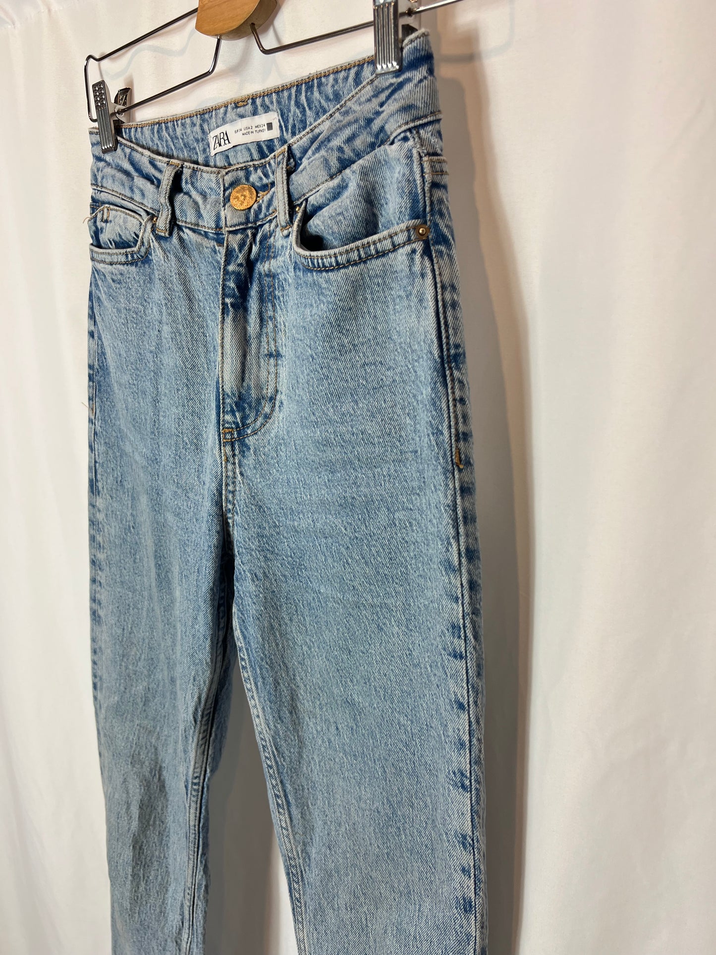 ZARA. Pantalón denim efecto desgastado T.34