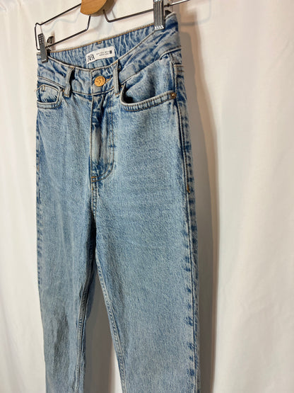 ZARA. Pantalón denim efecto desgastado T.34