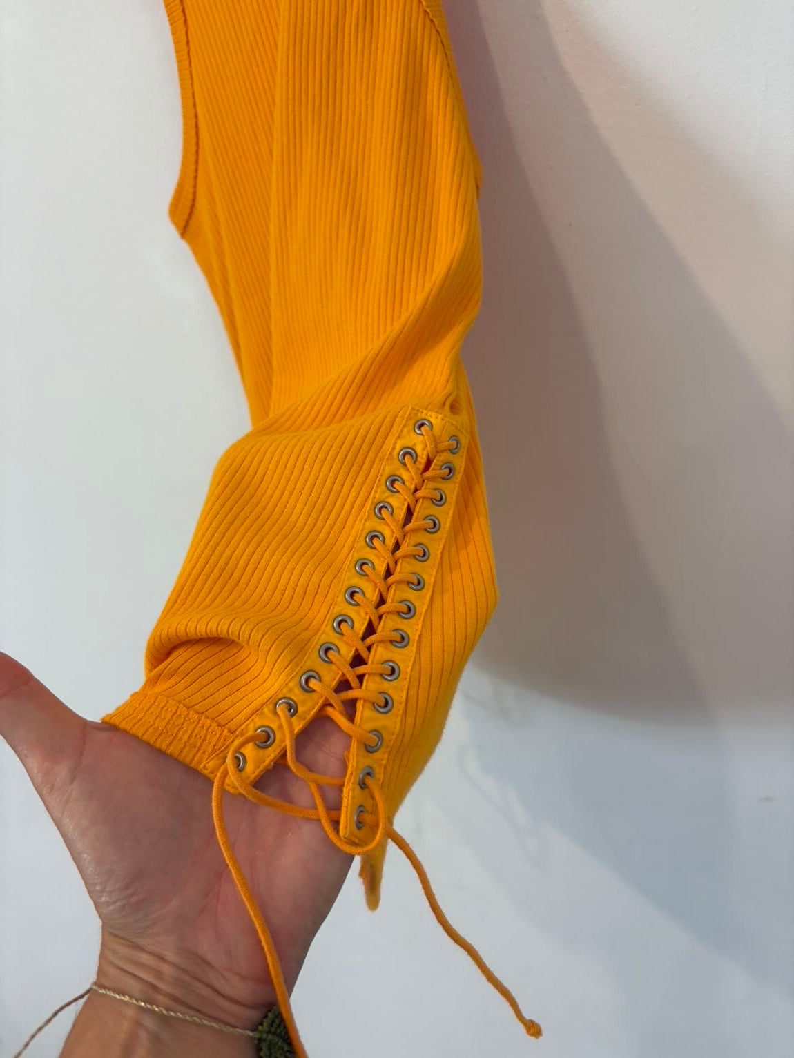 H&M STUDIO. Top naranja cuerdas