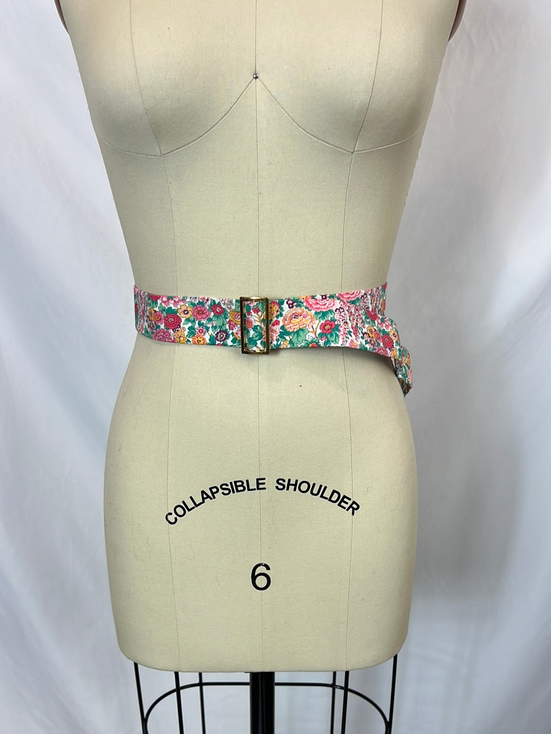 OTRAS. Cinturón flores rosas y verdes