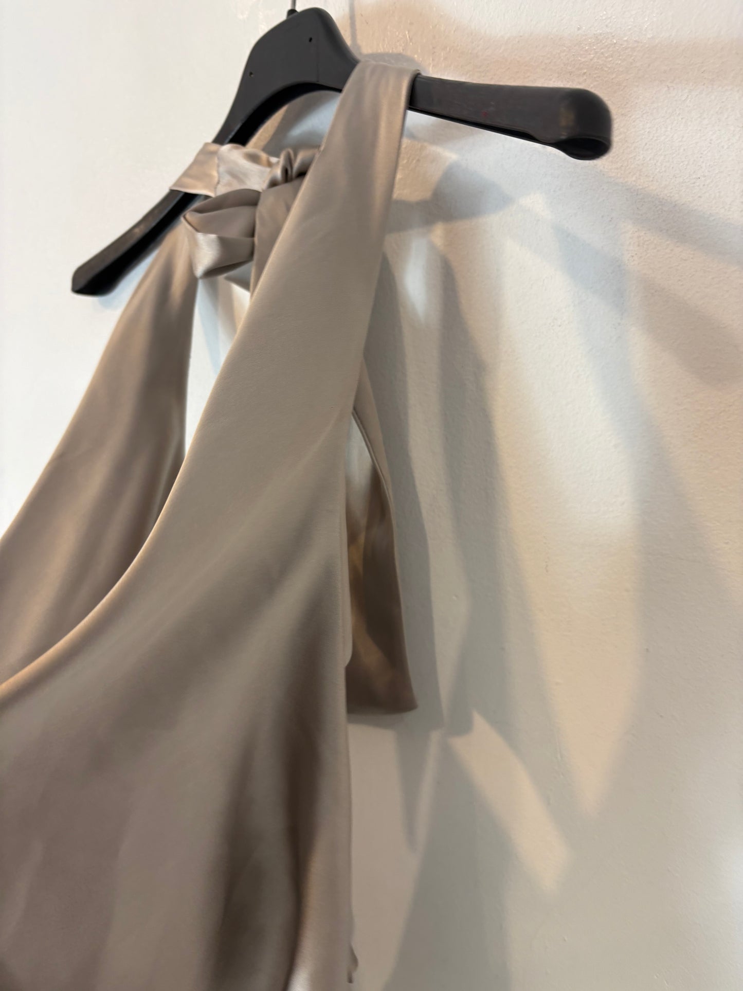 ZARA . Top satinado gris perla