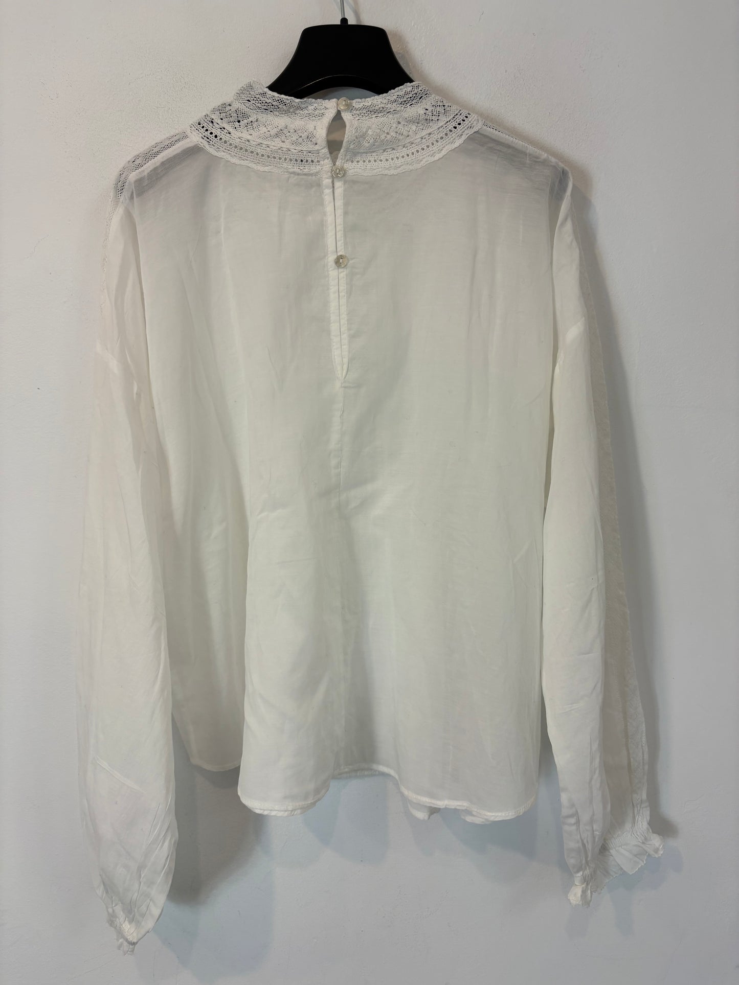 MANGO. Blusa blanca encaje. T M