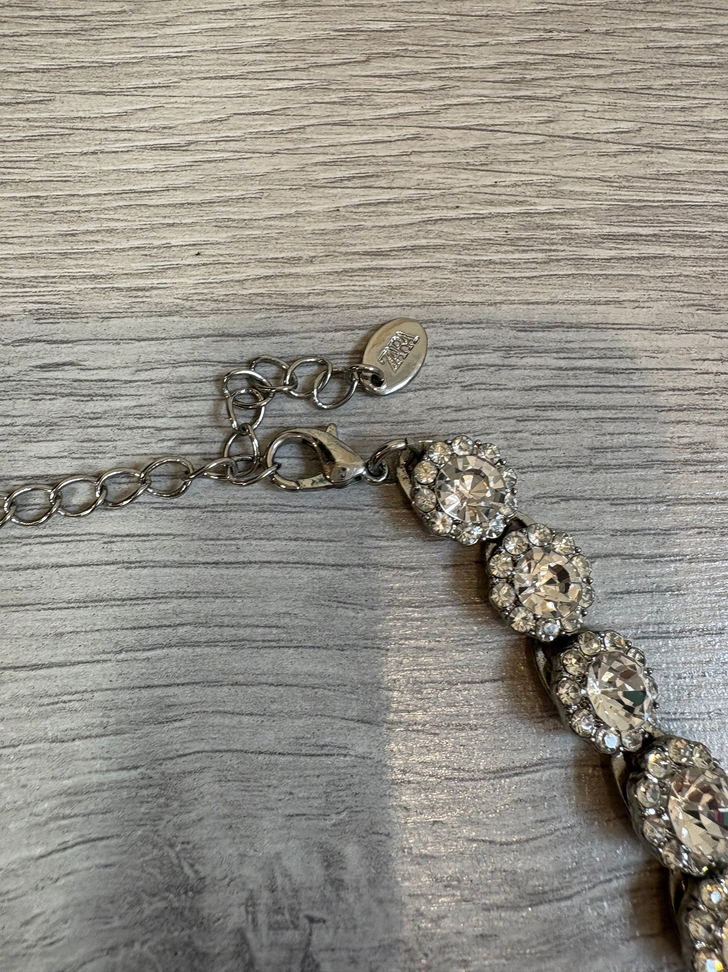 ZARA. Gargantilla pedrería