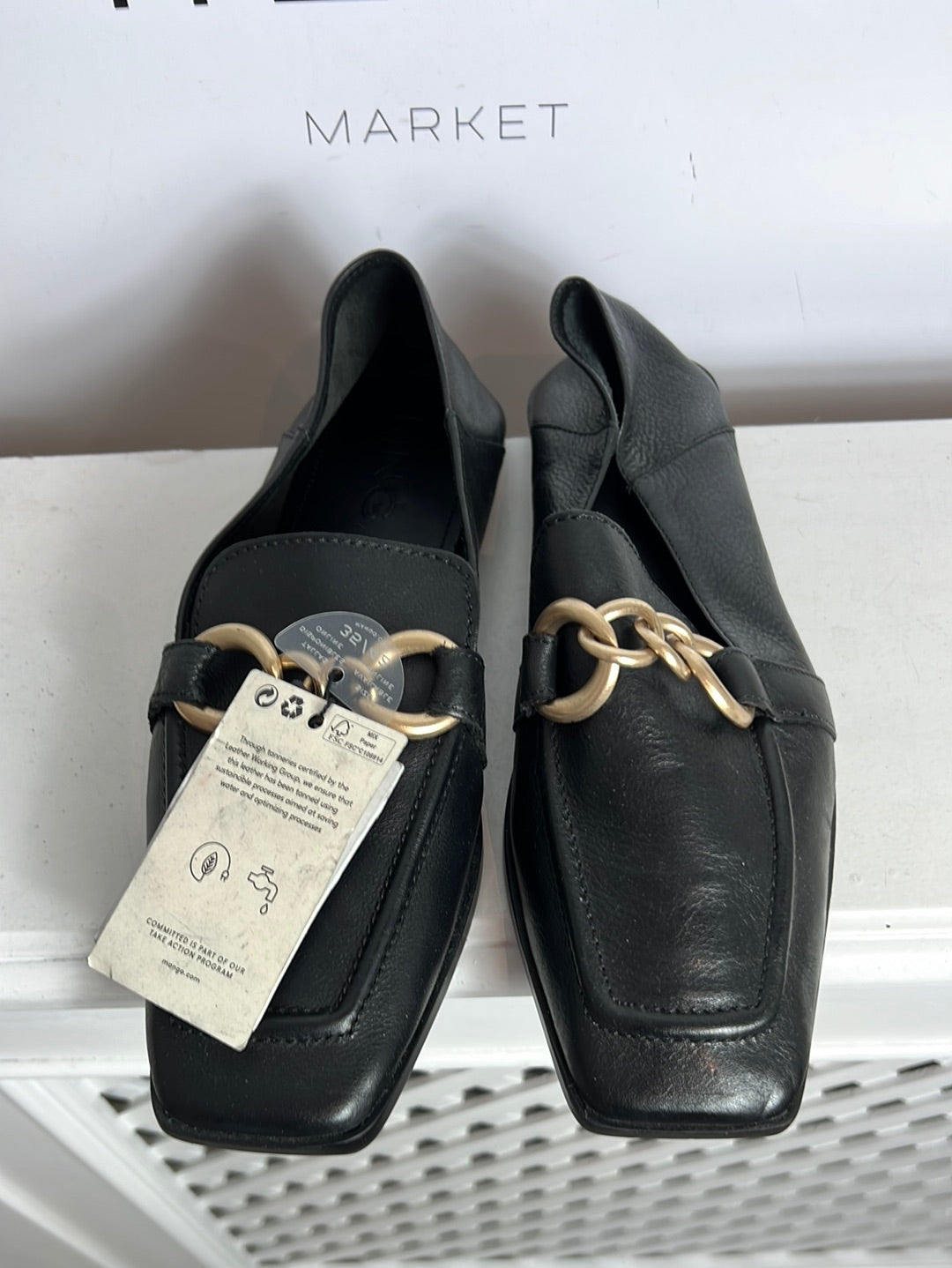 MANGO. Mocasines negros hebilla. T 38