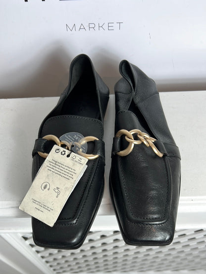 MANGO. Mocasines negros hebilla. T 38
