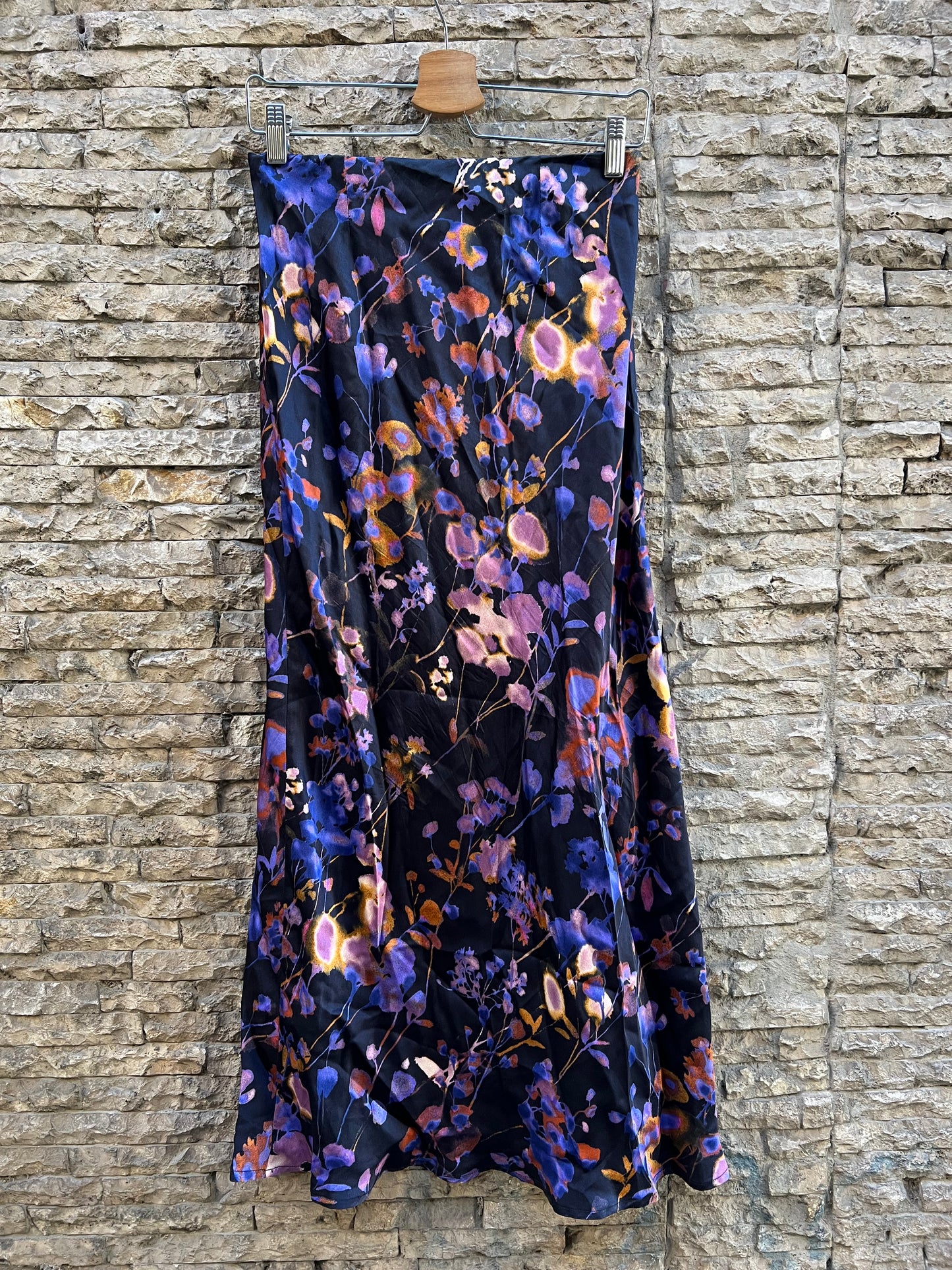 VALENTINA GARI. Falda midi satinada estampada