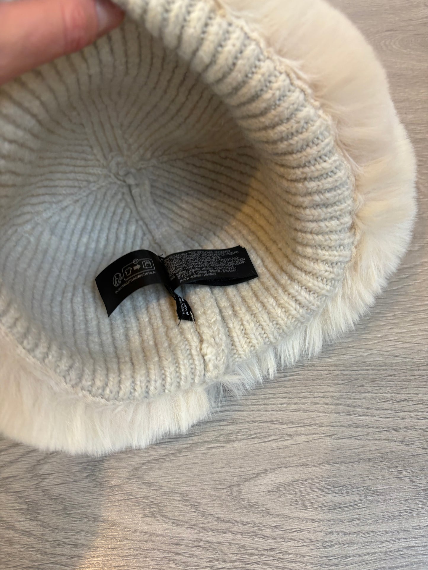 ZARA. Gorro beige con pelo