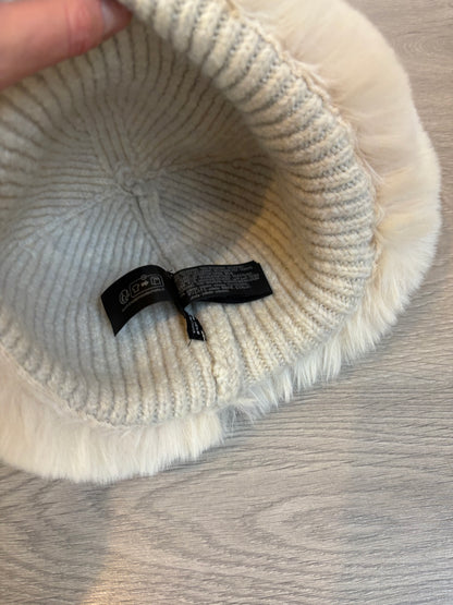 ZARA. Gorro beige con pelo