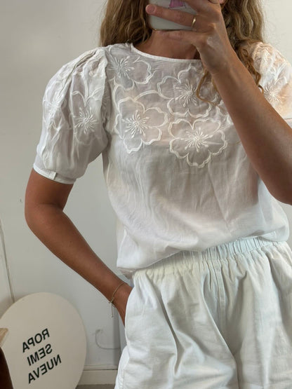 MANGO. Blusa blanca bordados