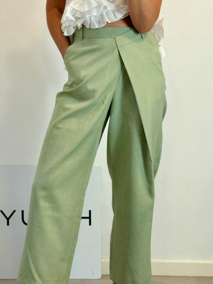 SOURCE UNKNOWN. Pantalón verde claro cruzado