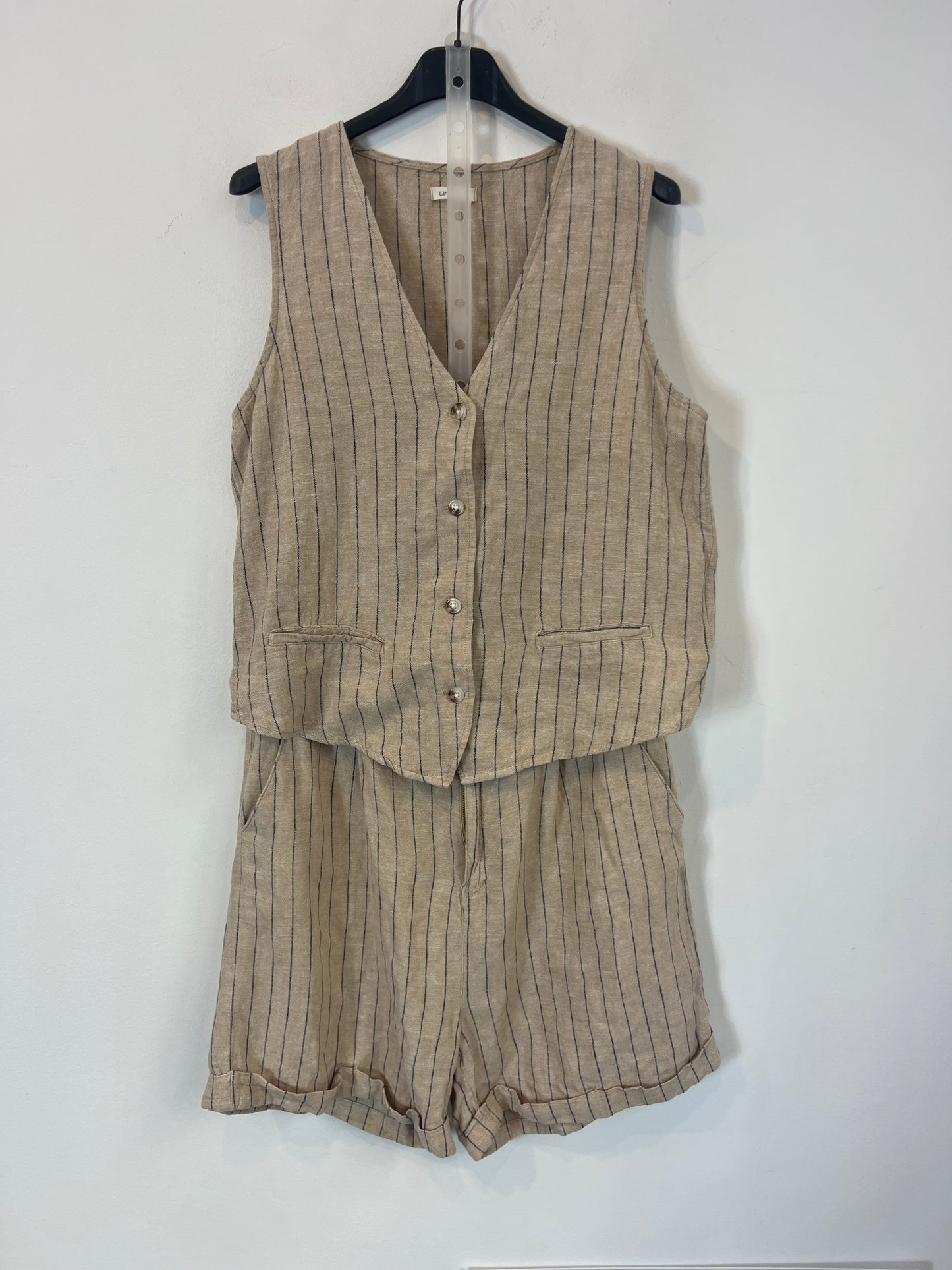 UNIT. Striped Bermuda shorts and vest set with linen. TM/L