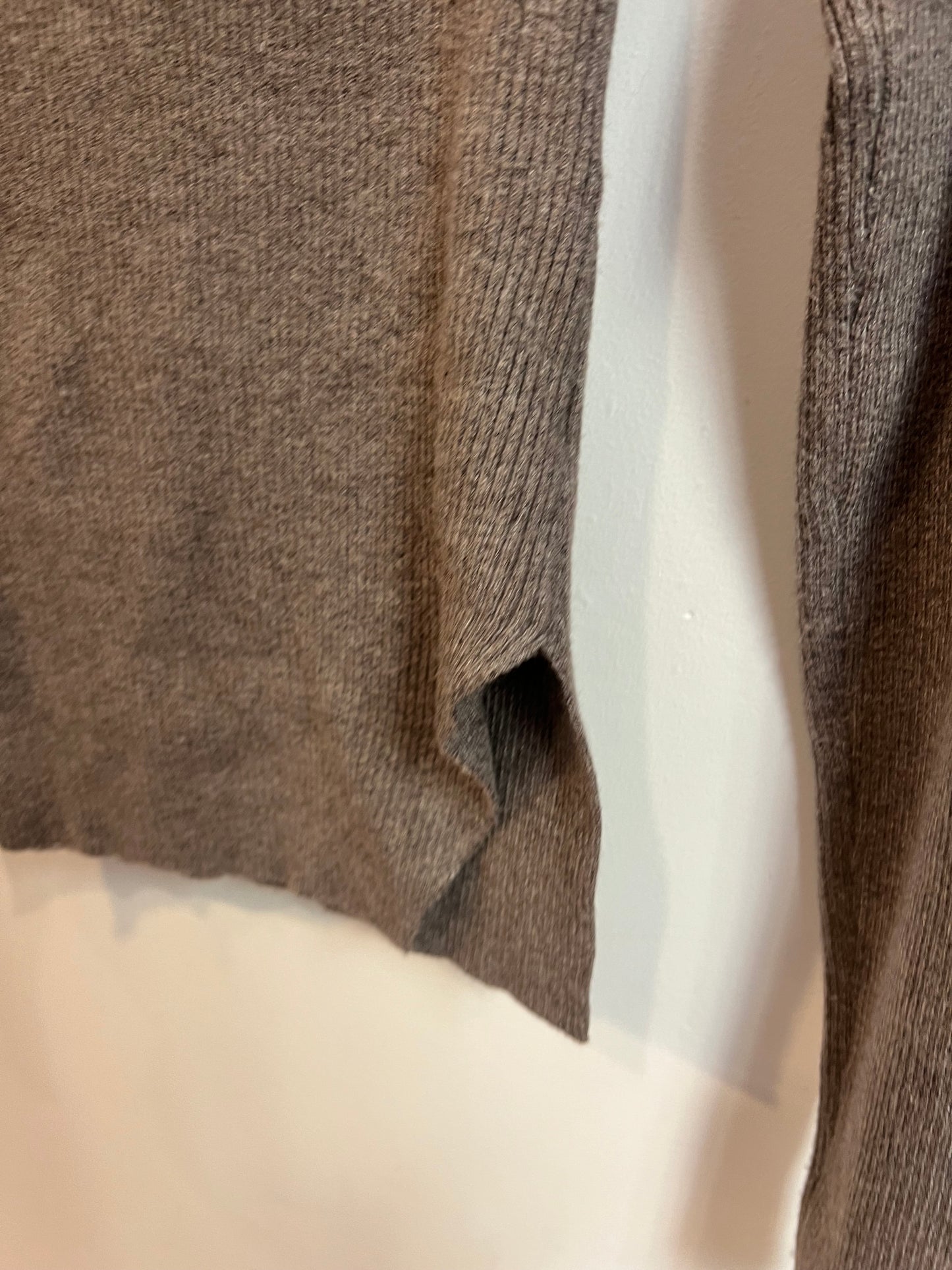 OTRAS. Top punto canalé color topo. T M