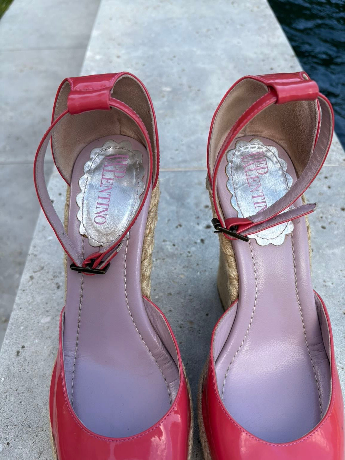 RED VALENTINO. Cuña esparto charol en rojo. T 38