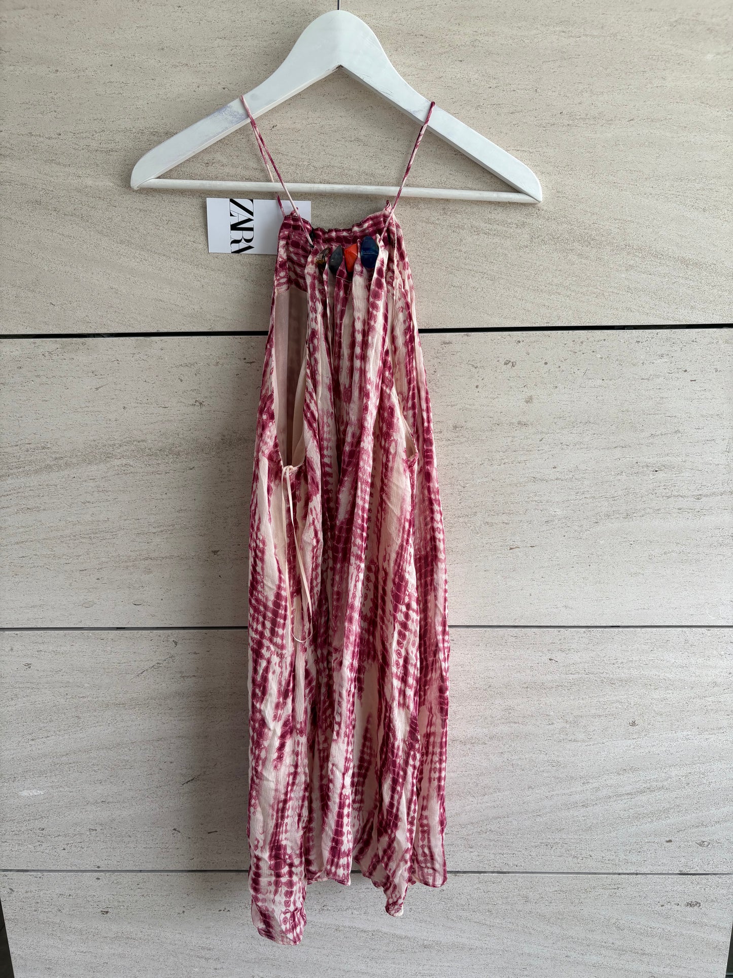 ZARA. Vestido corto detalle escote. T S