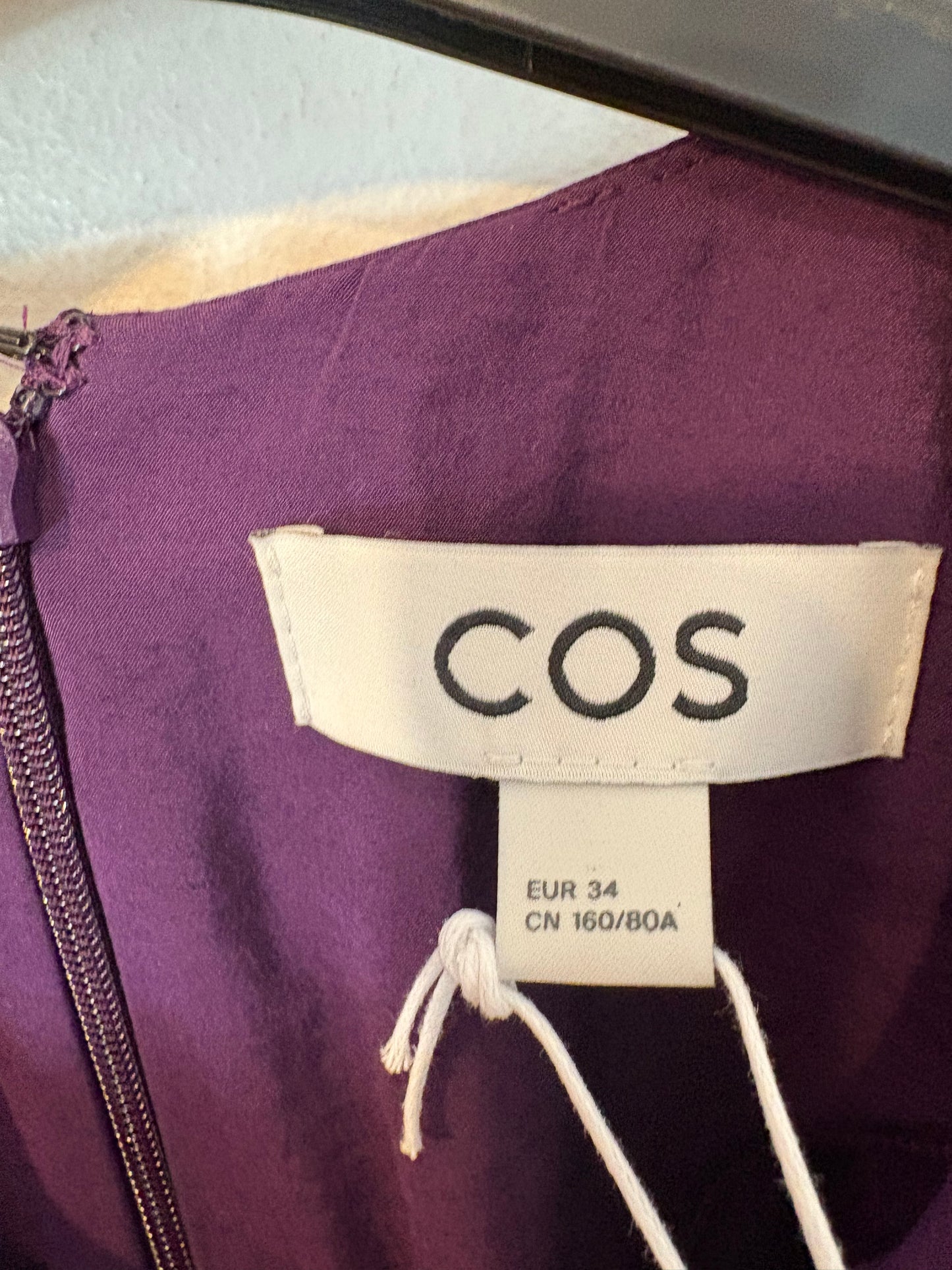 COS. Vestido midi detalle cintura