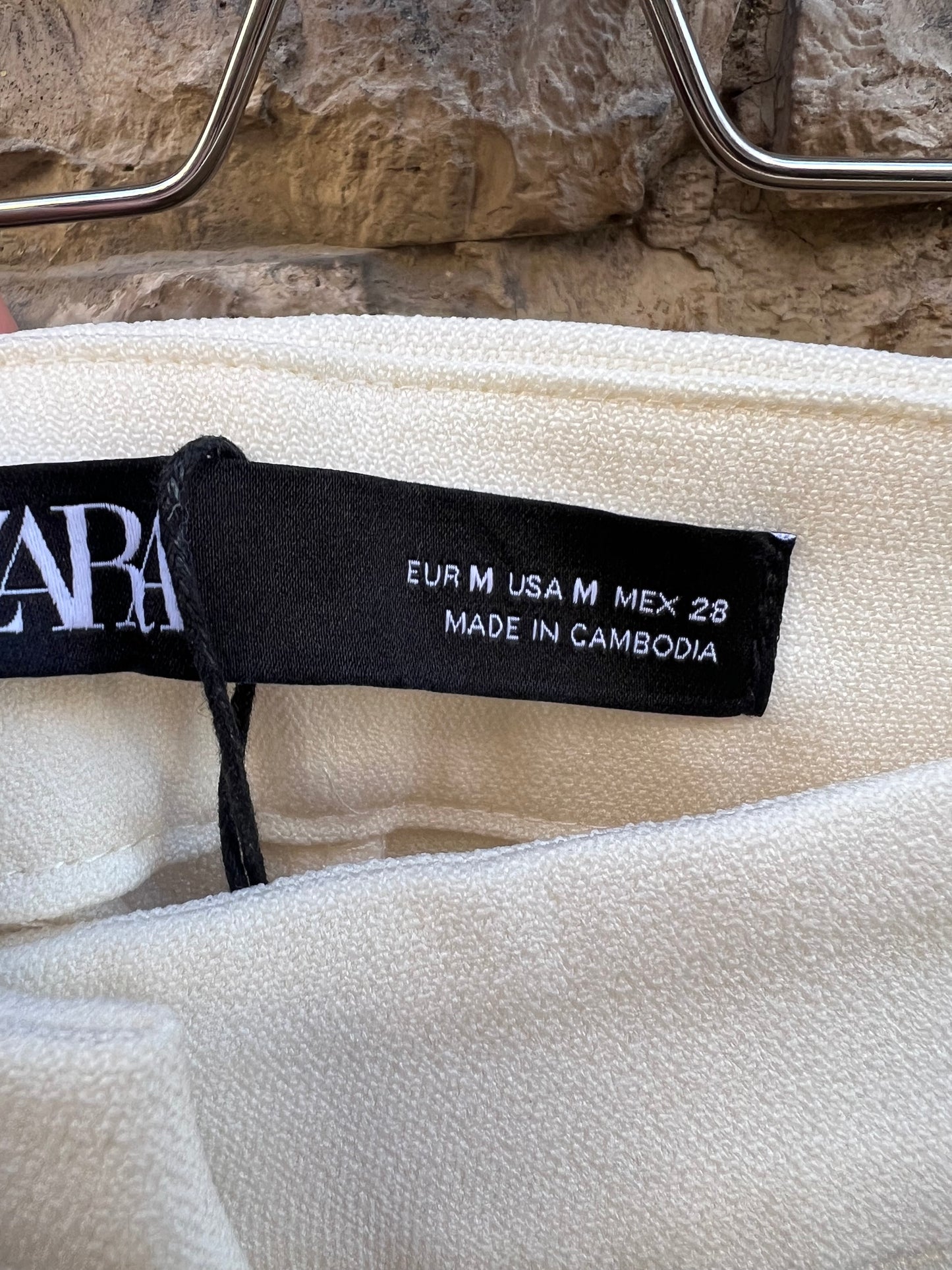 ZARA. Pantalón beige claro de vestir detalle botones. T M