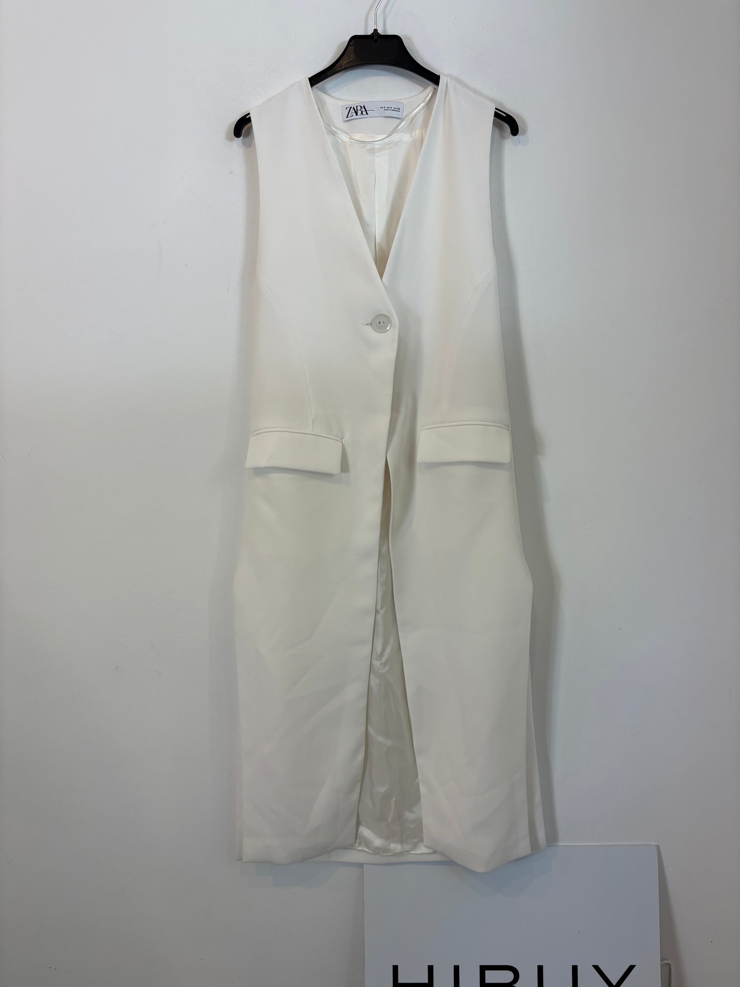 ZARA. Long, flowing white vest. TS