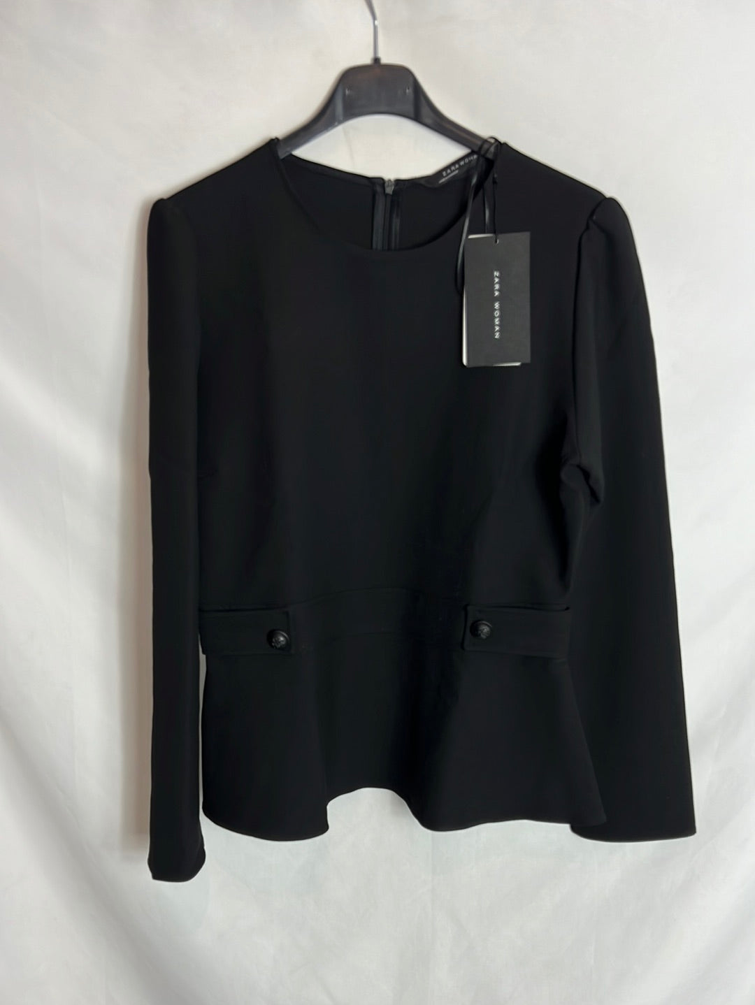 ZARA. Top negro manga larga botones. T L