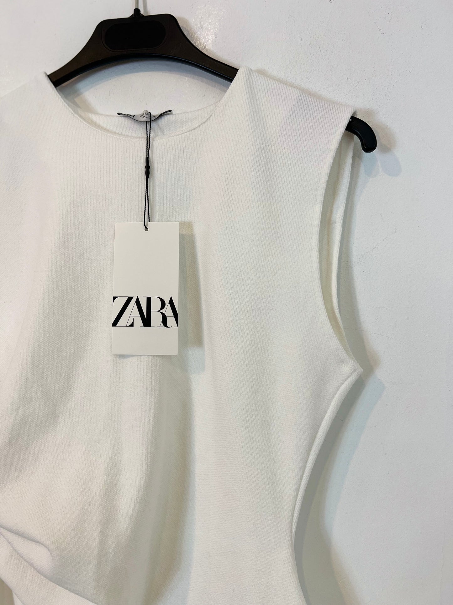 ZARA. White textured Ts top