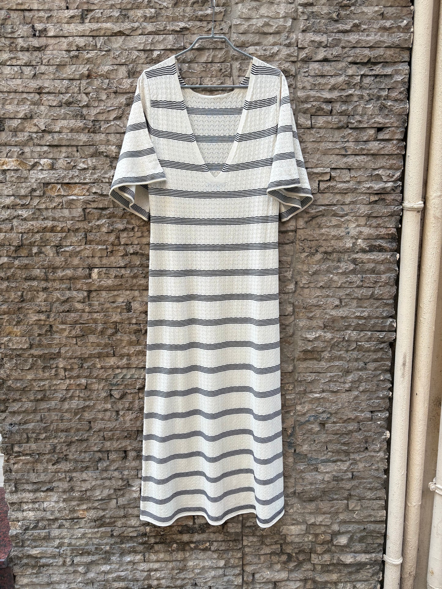 ZARA. Vestido largo beige escote espalda