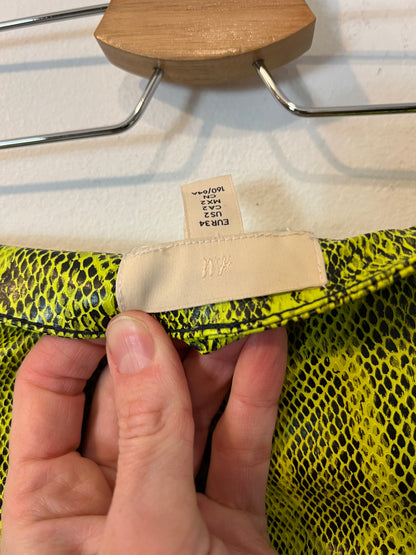 H&M. Pantalón snake print efecto piel