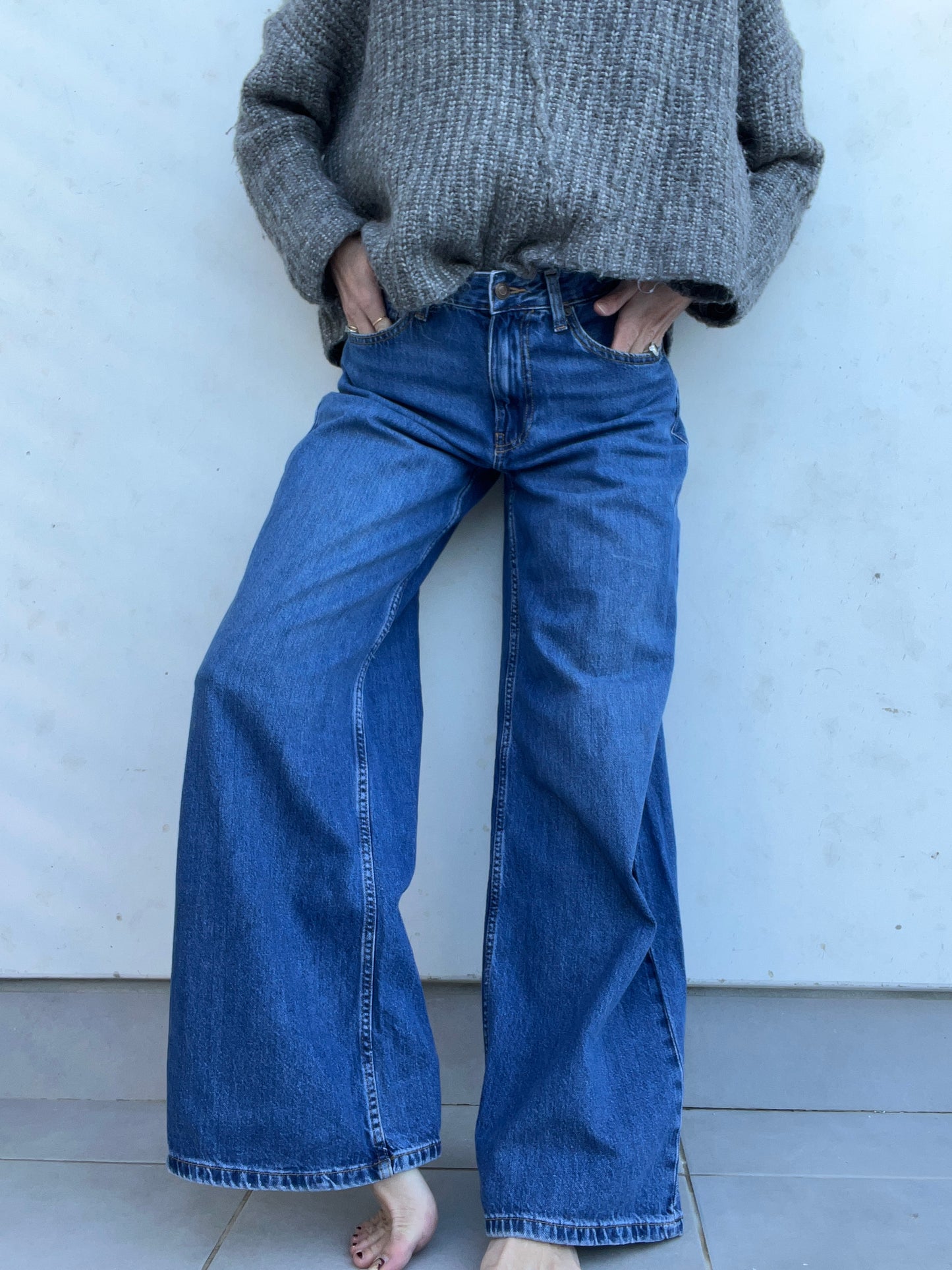 BERSHKA. Pantalón denim ancho