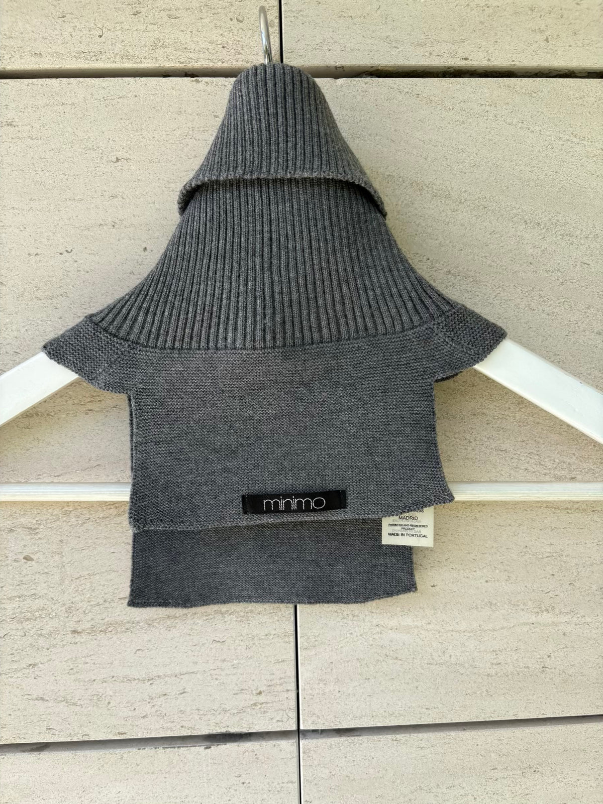 MINIMO. Cuello punto gris