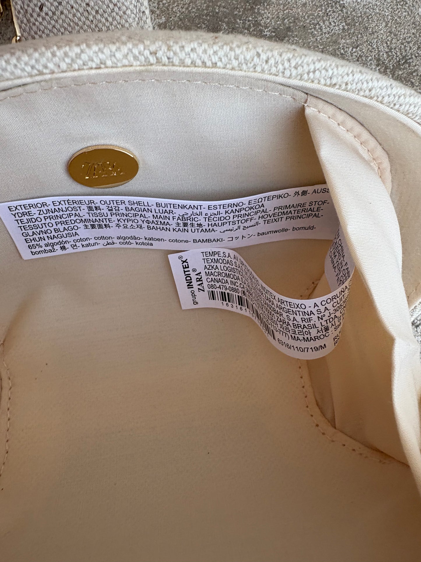 ZARA. Bolso beige cadena dorada