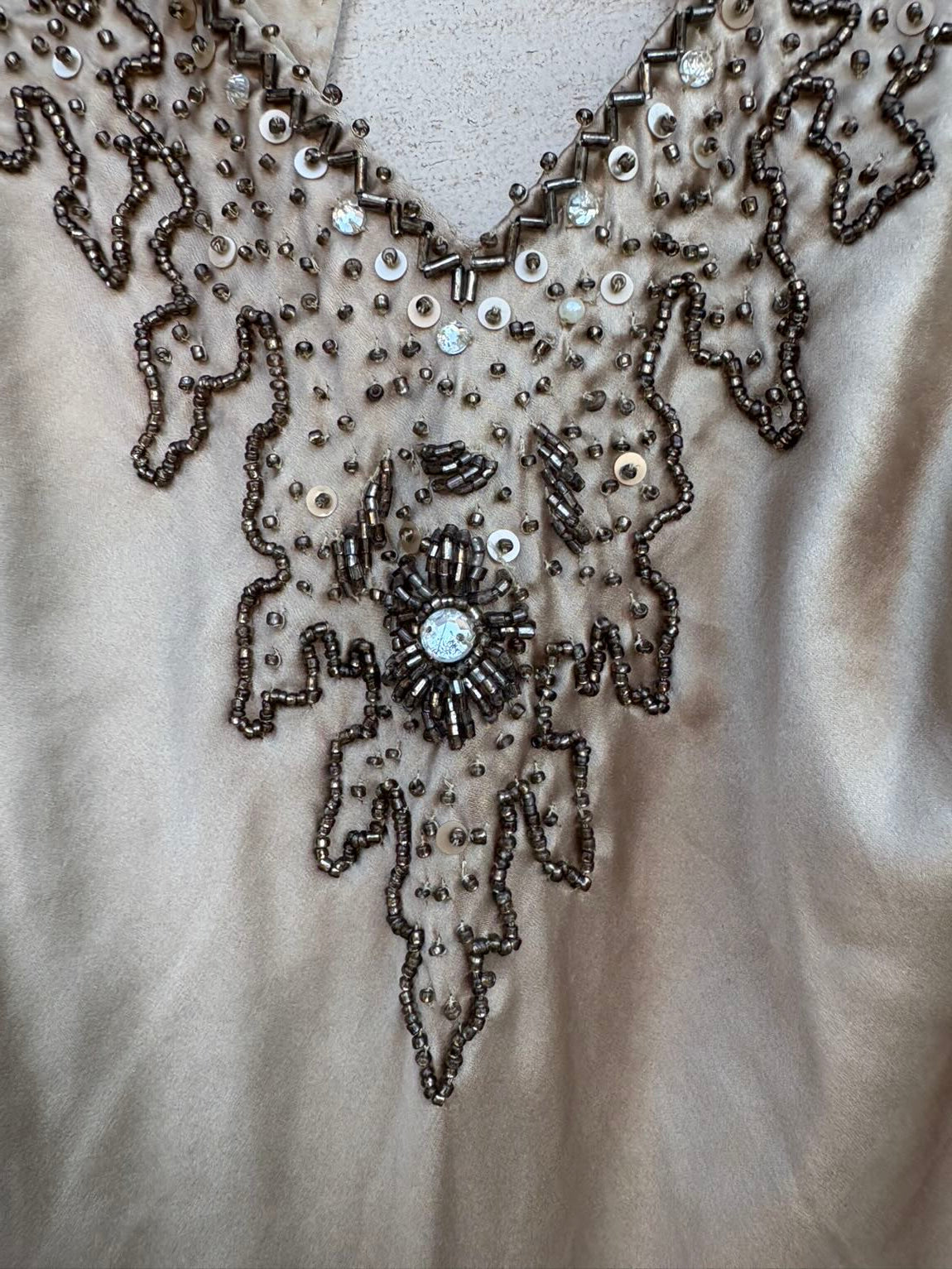 VERSACE Jeans Couture. Vestido de cóctel de seda beige con bordados