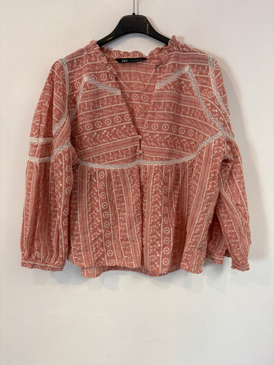 ZARA. Blusa rosa troquelada