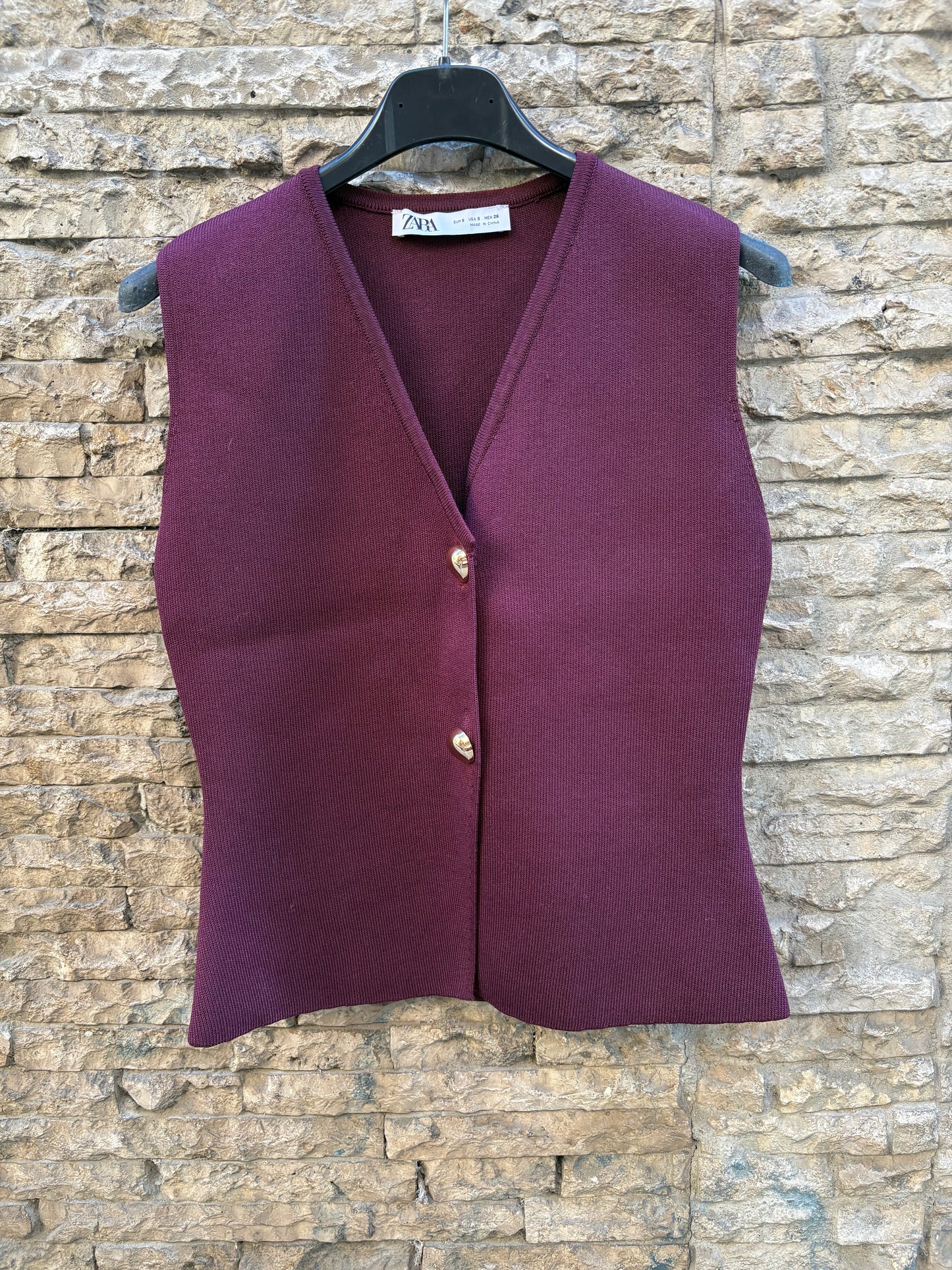 ZARA. Chaleco burdeos botones dorados