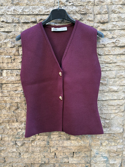 ZARA. Chaleco burdeos botones dorados