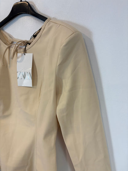 ZARA. Body color crema detalle espalda. T L