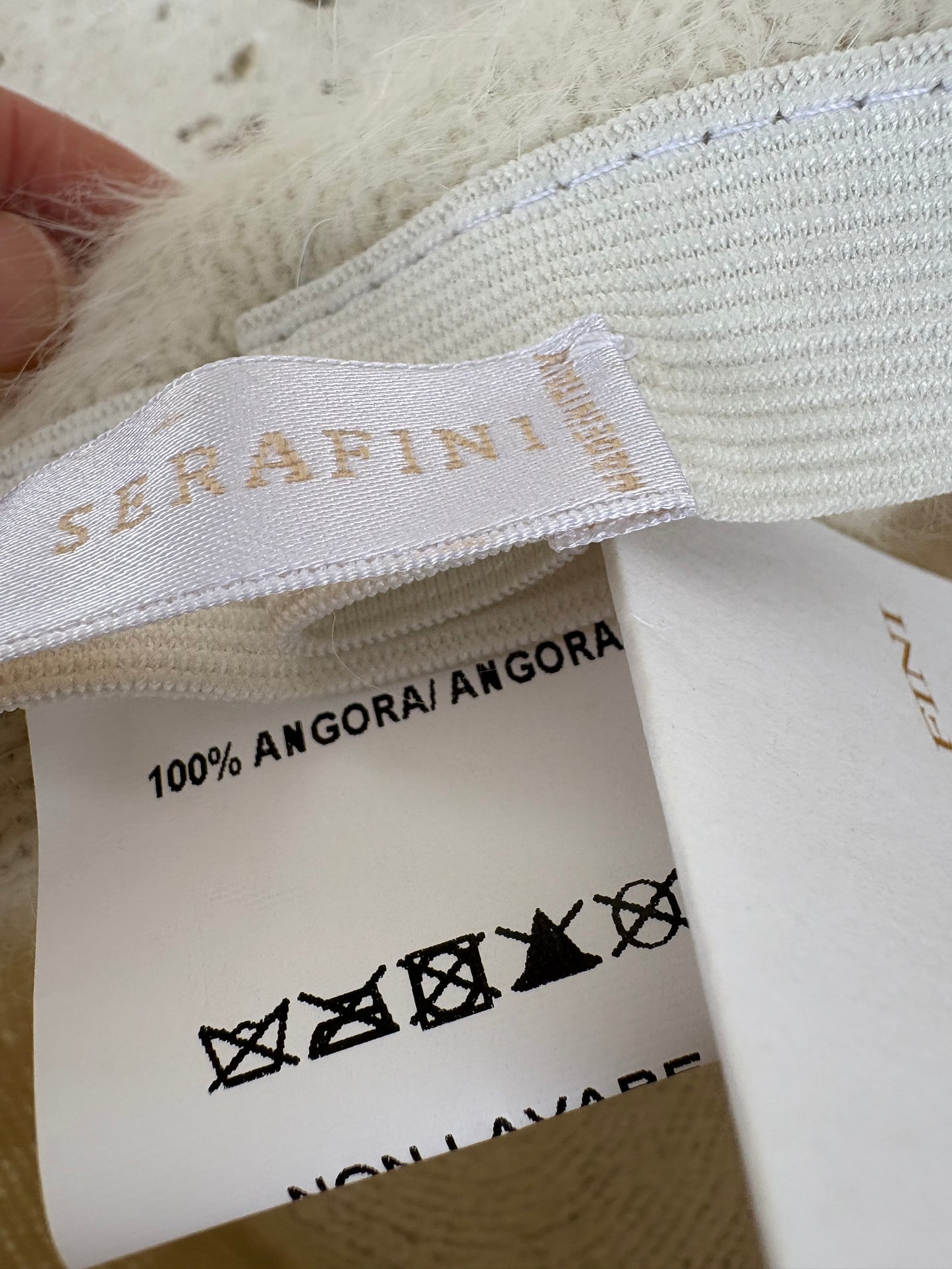 KATIA SERAFINI. Sombrero angora con terciopelo