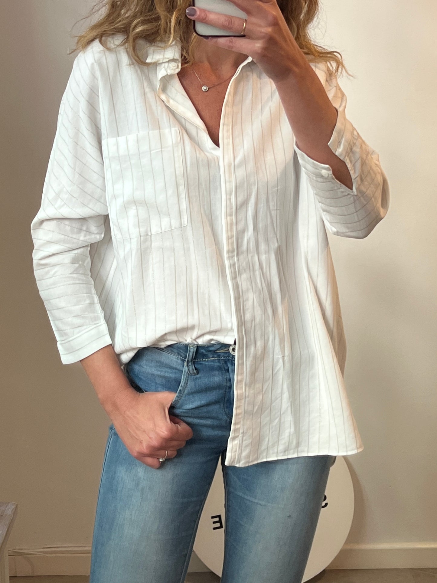 ZARA. Camisa blanca rayas plateadas. T M